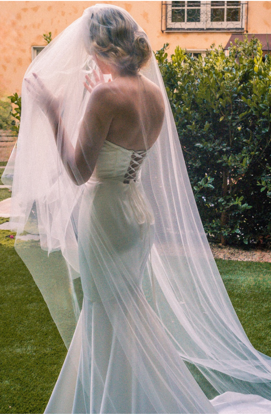 image shows a bridal veil from toni Federici